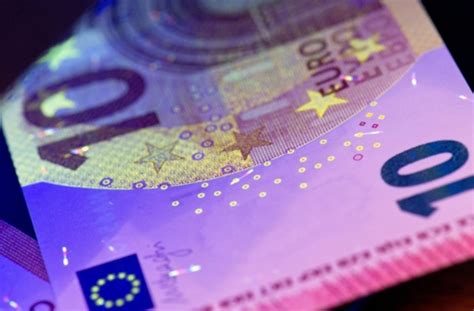 Euroschein Banknote So Sieht Der Neue Funf Euro Schein Aus Bilder The