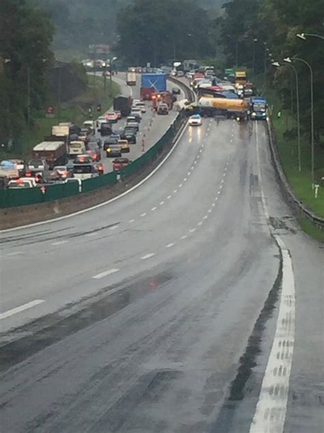 Laluan maut gombak karak!jejak tanah runtuh lebuhraya karak 1995!terowong rahsia genting sempah. Lori Tangki Petroleum Terbabas, Lebuhraya Karak Sesak 3KM ...