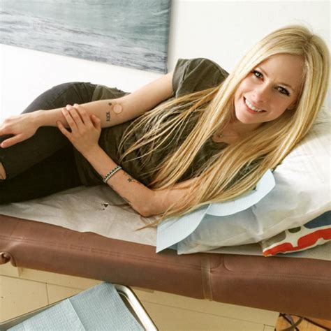 Avril Lavigne Gives An Update On Her Lyme Disease Shares New Pics E News