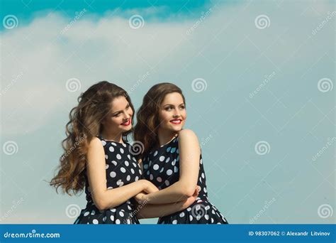 Dwa Pięknej Dziewczyny Siostry Zdjęcie Stock Obraz złożonej z