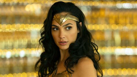 Watch Gal Gadot Fight Crime At The Mall In ‘wonder Woman 1984