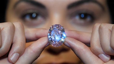 Le Diamant Pink Star Vendu Aux Enchères Pour Un Record De 712