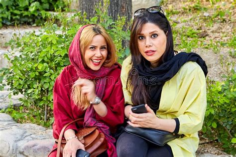 Wählen sie aus illustrationen zum thema iranische frauen von istock. Zwei Iranische Frauen Sitzen Im Park, Teheran, Der Iran ...