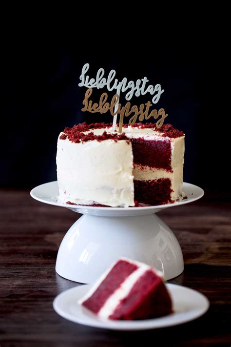 And the luscious cream cheese frosting just perfectly highlights it all. Red Velvet Cake with Cream Cheese Frosting - Bowsessed™