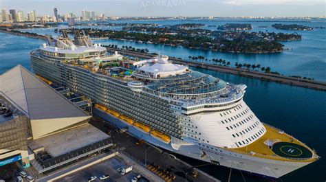 The vessel has capacity for more than 5,400 passengers, amazing design and very luxury interior. Oasis of the Seas Amplified Photos! - Royal Caribbean ...