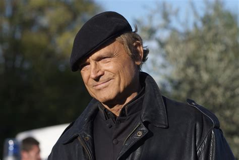 Terence hill stars as don matteo, a thoroughly ordinary catholic priest with an extraordinary ability to read people and solve crimes. DON MATTEO 6 - una produzione LUX VIDE e RAI FICTION ...