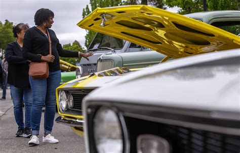 Classic Cars Cruise To Recapture Memories Of Post War Heyday In
