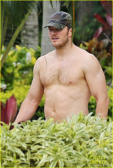 Chris Pratt Goes Shirtless Shows Off His Hot Body In Hawaii Photo Chris Pratt