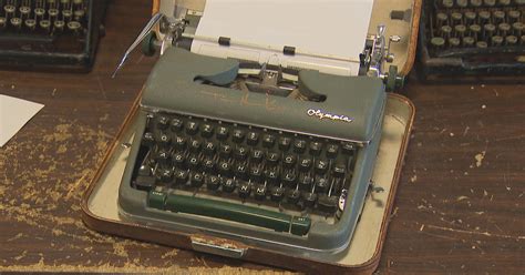 Tom Hanks Surprises Arlington Shop With Autographed Typewriter Cbs Boston