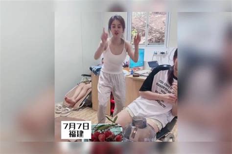 一女子刚捉弄完朋友，转头就遭到了报应 网友：伤敌八百自损一千