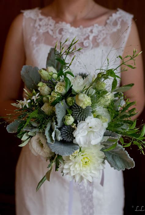 Du blanc immaculé avec ce bouquet simple et élégant de roses équitables 'akito' ! Bouquets de mariées sur mesure avec Marylène Louis. Tulle ...