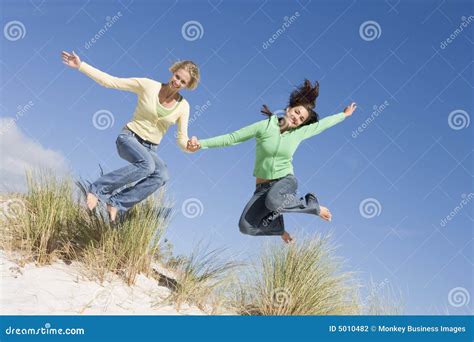 Deux Jeunes Femmes Ayant L amusement à La Plage Photo stock Image du