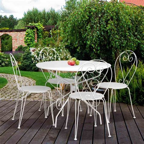 Le plastique blanc épais et les pieds en hêtre confèrent à la chaise scandinave une bonne assise et une stabilité renforcée multifonction : Chaise en métal forgé blanche - Dya-Shopping.fr