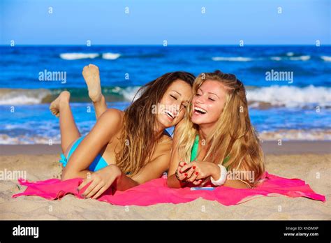 Amigos Chicas Que Se Divierten Riéndose Tumbado En La Arena De La Playa En Las Vacaciones De