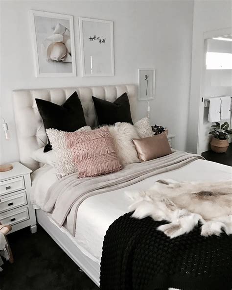 25 idées simples pour une déco incroyable ! chambre blanc gris noir rose scandinave nordic avec plaid ...