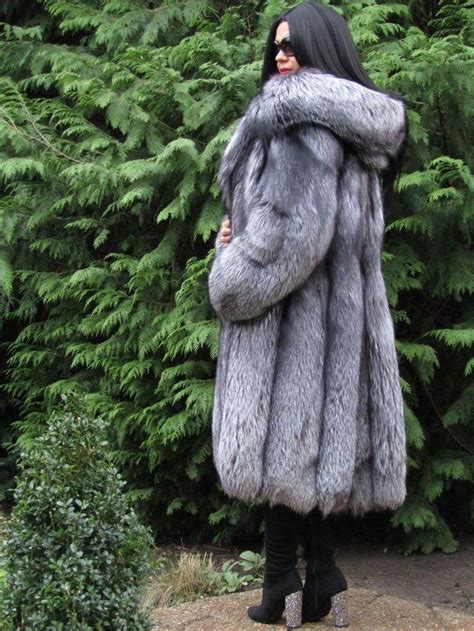 pin by 𝐿𝓊𝒸𝒾𝑒 𝐹𝑜𝓍 on furs and leather boutique fox fur fur hood coat fur