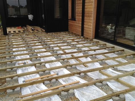 Plot h 140/230 mm pvc réglable à vérin pour lambourdes terrasse bois. Terrasse bois sur plot