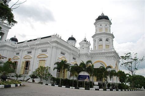 They are the royal bakar museum and the sultan abu bakar monument. Masjid Sultan Abu Bakar - Johor Bahru District