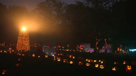 Jacks Pumpkin Glow Is A Half Mile Of 5000 Glowing Halloween Pumpkins