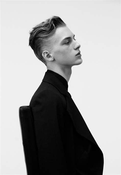Androgynous haircuts and hairstyles can be worn on either men or women. Androgynous Masculine-Leaning Coded Hairstyles for Wavy ...