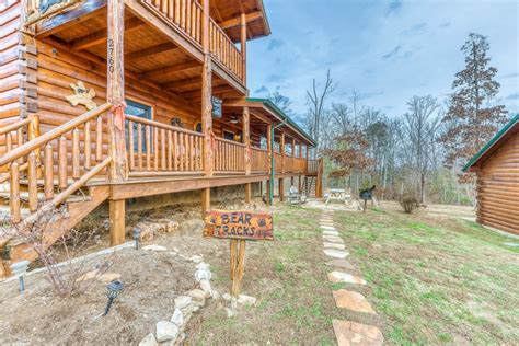 3br 2.0ba located 1 mile from the parkway at red light #10 in pigeon forge. Bear Tracks in Pigeon Forge w/ 2 BR (Sleeps8)