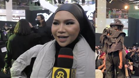 Aina Abdul Di Fashion Show Kit Woo Klfw Pendapat Ella And Syomir Bila