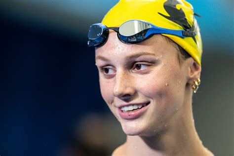 16 year old summer mcintosh breaks the world record in the 400 free at canadian trials