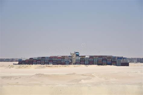 Het schip liep aan de grond in het zuidelijke deel van het suezkanaal en ligt schuin over de gehele breedte van de waterweg, die daardoor geblokkeerd is. Groot Containerschip Dat Door Het Suezkanaal Vaart ...