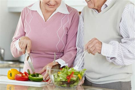 Cuidado com alimentação de idosos pode ajudar no controle da ansiedade Revista SuplementAção