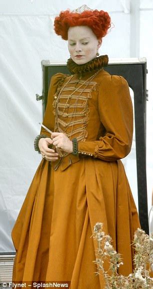 Margot Robbie Films Mary Queen Of Scots In England Daily Mail Online