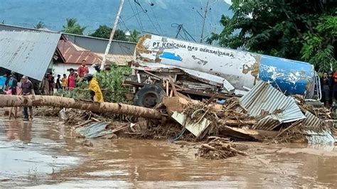 Flash Floods And Landslides In Indonesia And East Timor Kill 70