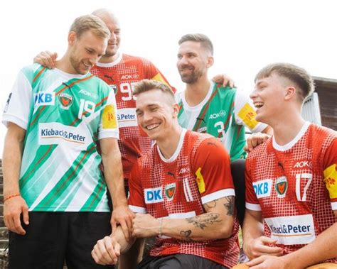 heimtrikot in gestreiftem grün auswärts in rot füchse berlin stellen neue trikots für handball