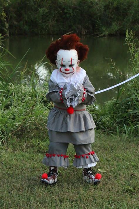 So i made a diy female pennywise or it costume. S.A. 4-year-old's Pennywise costume is winning hearts ...