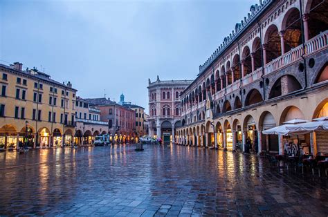 Padua In The Rain Piazza Delle Erbe Padua Veneto Italy Rossiwrites Com Rossi Writes