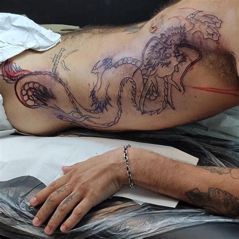 Il Nuovo Tatuaggio Di Damiano Dei Maneskin Il Drago Sul Fianco Un Omaggio Al Tour In Giappone