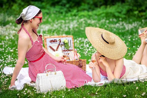 Ein Picknick im Grünen perfekten Picknick Körbe und Outfits