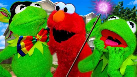 Elmo Surprises Kermit The Frog With A Magician Youtube