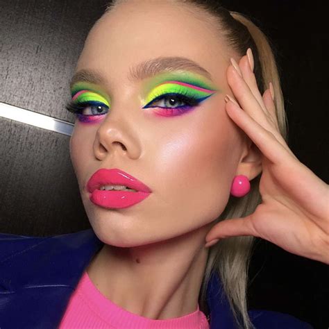 the greatest neon make up seems to put on all summer time lengthy the dreamworldwide