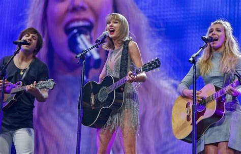 Taylor Swift Performs With The Band Perry—see Pics And Video E News