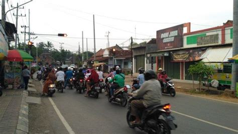 Metmalaysia sebelum ini mengeluarkan kenyataan dua negeri di pantai timur itu akan mengalami cuaca buruk dengan menerima hujan sangat lebat cuaca buruk itu turut melanda jeli dan kuala krai, kelantan; Siang Hari Diguyur Hujan Sedang, Berikut Prakiraan Cuaca ...