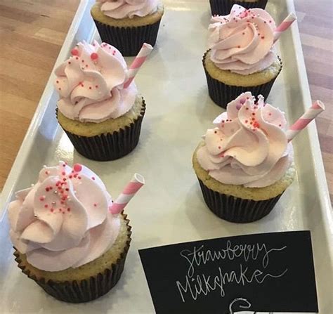 pin by lauren 👑💎🌹🌴🌺 ️ ♌️ on dream bakery desserts mini cupcakes bakery