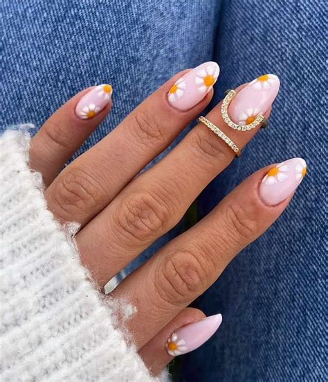 18 70s Nails That Have A Groovy Yet Elevated Vibe