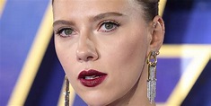 Il seno di Scarlett Johansson sexy nello smoking vedo non vedo