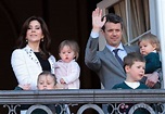 Federico y Mary de Dinamarca junto a sus cuatro hijos en el balcón de ...