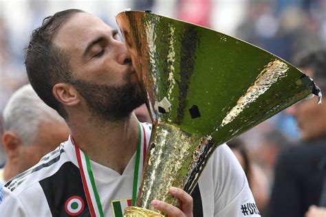 Juventus Campione Ditalia Buffon Alza Al Cielo Il Trofeo Repubblicait