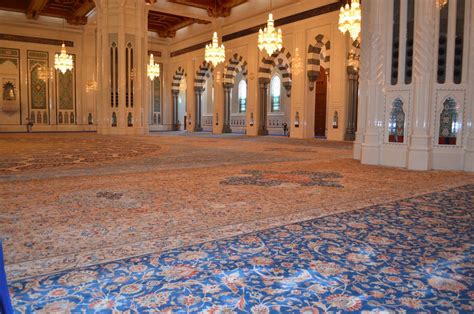 جامع السلطان قابوس الأكبر من أجمل التحف المعمارية والفنية النهار