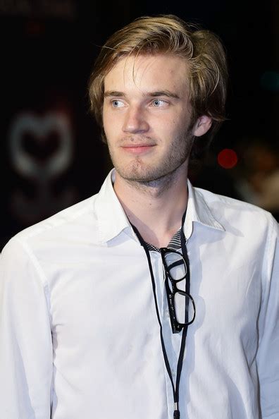Pewdiepie Pictures Arrivals At The Social Star Awards In Singapore