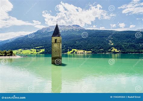 意大利北部蒂罗尔湖雷申湖的教堂 库存照片 图片 包括有 横向 著名 提洛尔 风景 充斥 火炮 194349304