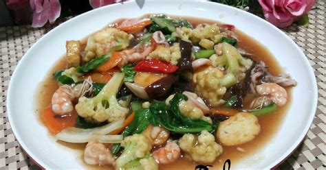 Pada video, diberikan judul dengan 'resep mie seblak indomie super mantap'. Resep Capcay Kuah Seafood Kuliner Paling Nikmat!