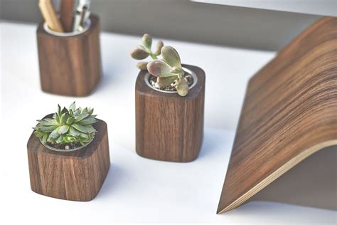 Keep the energy and ideas flowing with our collection of cool desk items to inspire and motivate. 9 Cool Desk Accessories For Men - HEY GENTS